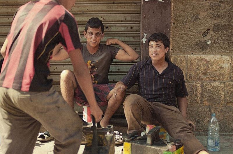  lebanon  35mm  fujifilm  xpro1  beirut  shoeshine   guns  gunshow  scared...