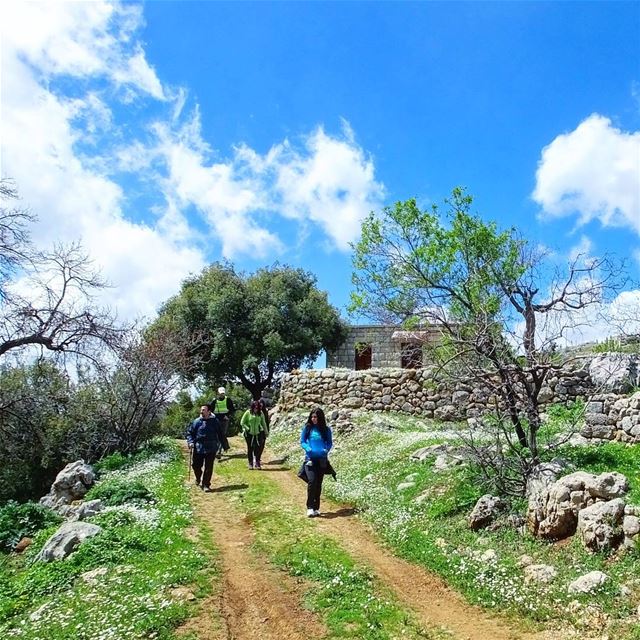 Lebanon we love you ❤ hiking  explorelebanon  picoftheday ... (Baskinta, Lebanon)