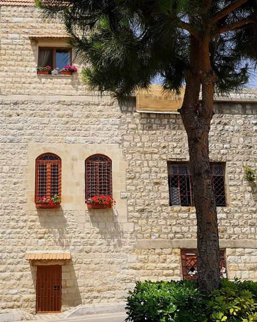  lebanonhomes  lebanonhouses  oldbuilding  nostalgia ... (Deïr El Qamar, Mont-Liban, Lebanon)