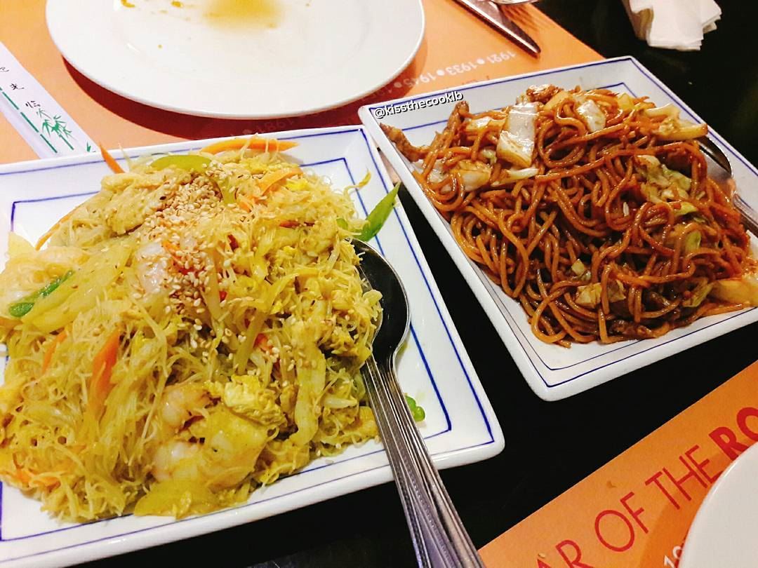 Left or Right ?? Singaporean noodles with shrimps and chicken OR the fresh... (Chopsticks Jbeil)