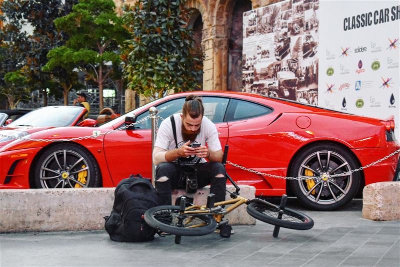 Les deux extrêmes 🚲☄️••••••••••••••••••••••••••• ferrari  bicycle ... (Downtown Beirut)