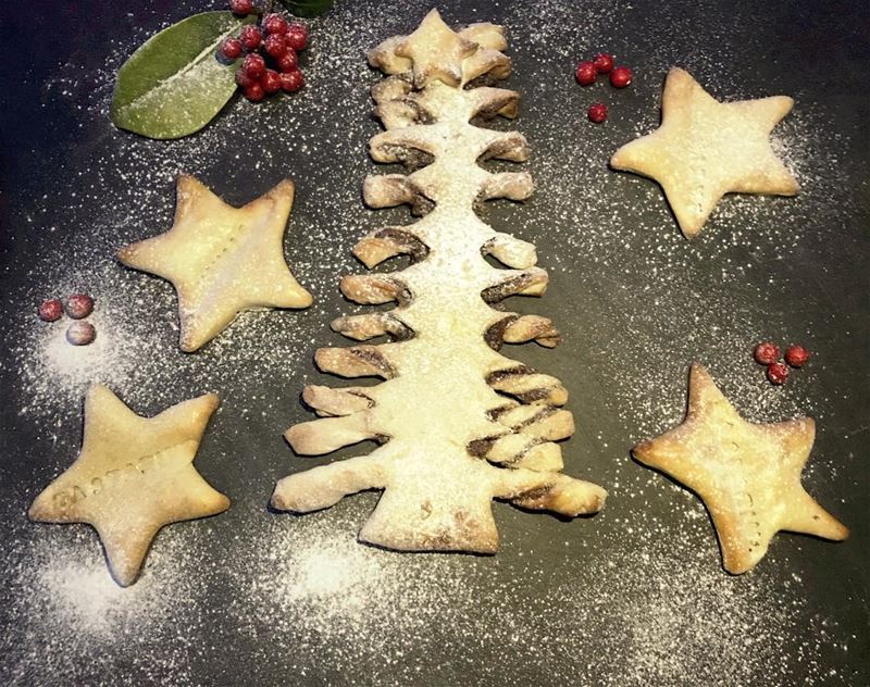 Let it snow ❄️ icing Sugar on our Christmas tree Nutella🍫 pastry🎄 food...