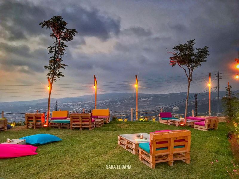 Let’s find a good place to chill tonight!🍹🍇 (Jbeil-Byblos)
