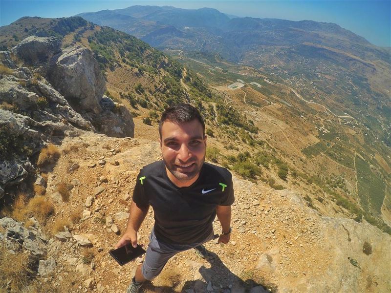 Let's go take a selfie over the edge of Akoura! 😍🙋🙌 (Akoura, Mont-Liban, Lebanon)