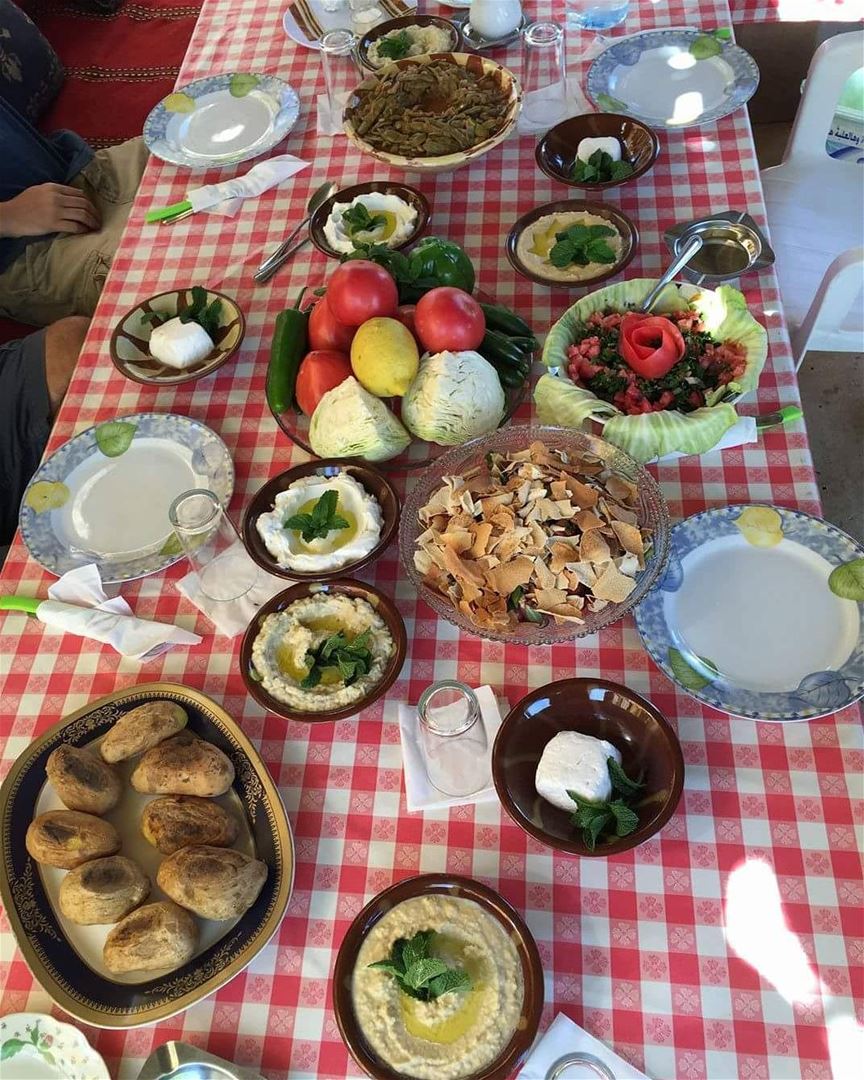 Let's have  lunch at  JabalMoussa 's local  guesthouse in Qehmez....