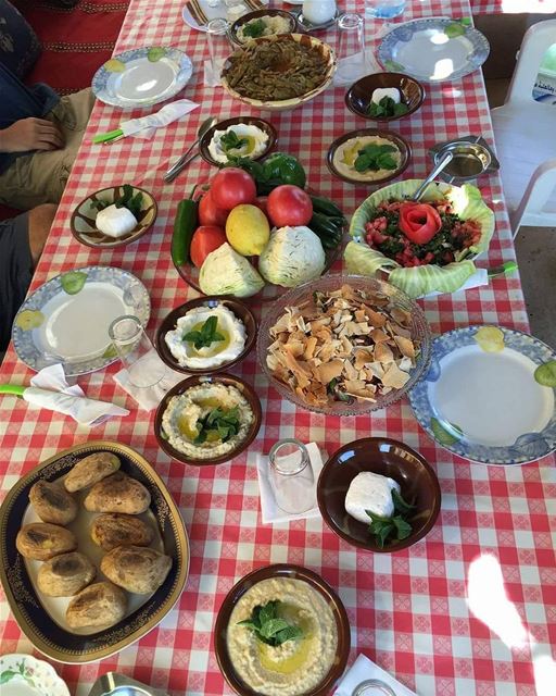 Let's have  lunch at  JabalMoussa 's local  guesthouse in Qehmez....
