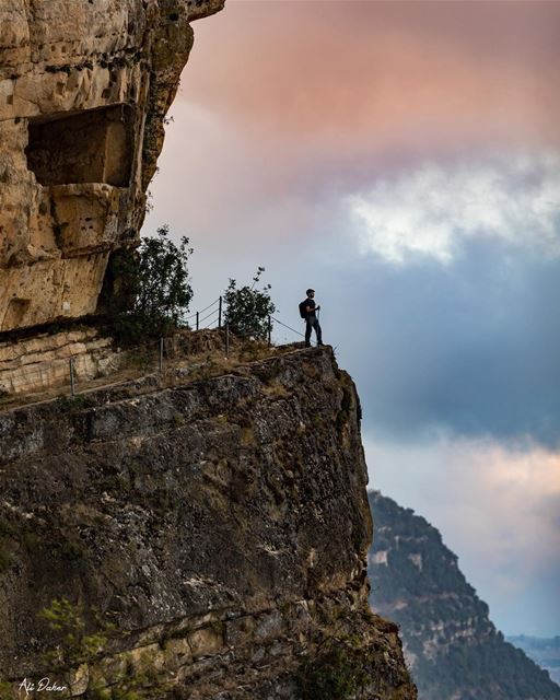 Let’s wander where the wifi is weak....... sunset sunsetpics... (Niha Fortress - قلعة نيحا)