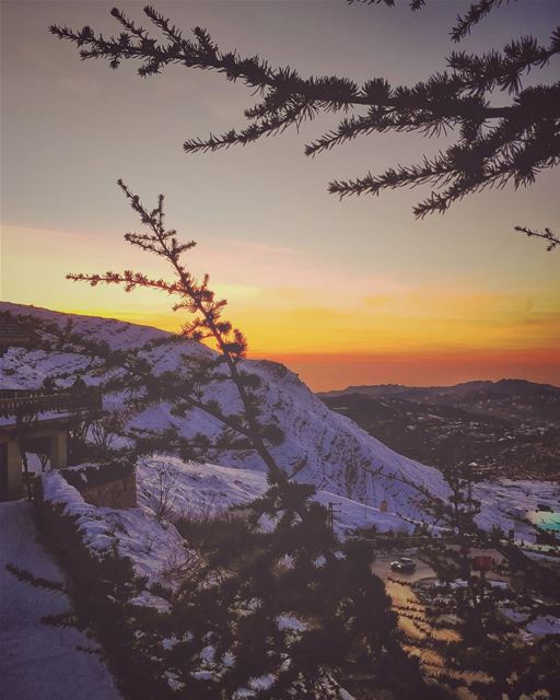 Let's waste time ... Chasing cars 🖤 ... sunset  sunsetlover ... (Mzaar Kfardebian)