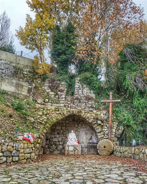 ✝ "Let us love the cross very much, for it is there that we discover our... (Mayfuq, Mont-Liban, Lebanon)