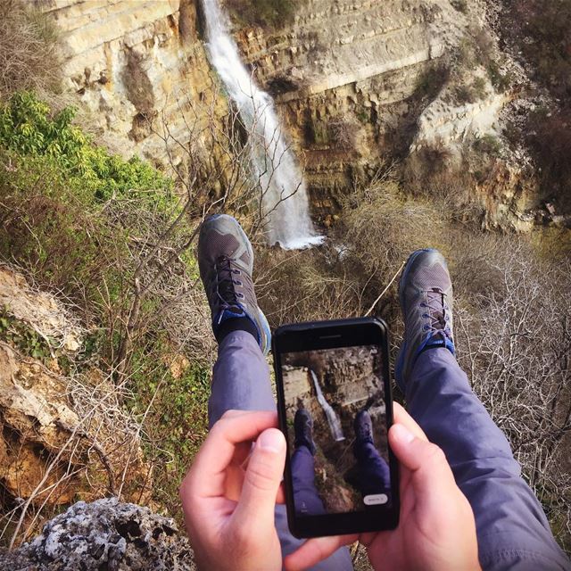 Life on the edge is only a matter of perspective 😌  hiking  hammana ... (Hammana)