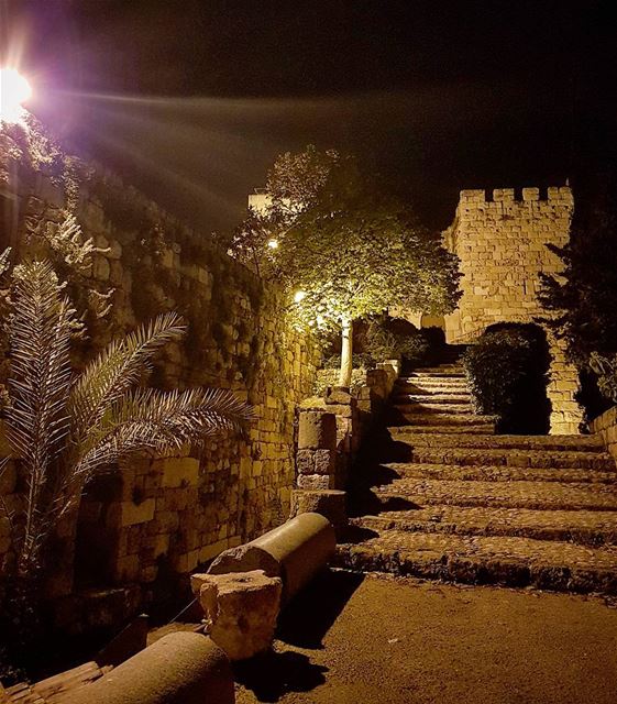 Light my way! loves_lebanon  super_lebanon   ig_lebanon  lebanonbyalocal... (Old Souk- Jbeil)