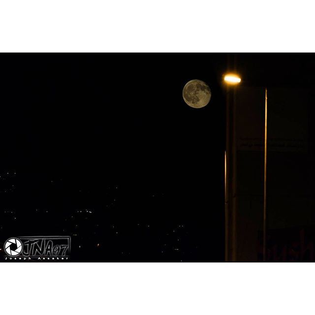 Lighting up the moon.. 💡🌚