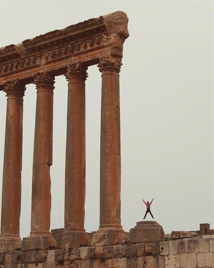 Linda foto de Roy Issa tirada nas colunas romanas do Templo de Júpiter, em... (Temple Of Jupiter - Baalbeck)