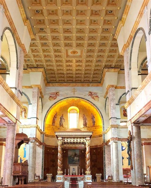 🇱🇧🇧🇷 Lindo interior da Catedral Maronita de São Jorge em Beirute. O Líb (St. George Maronite Cathedral, Beirut)