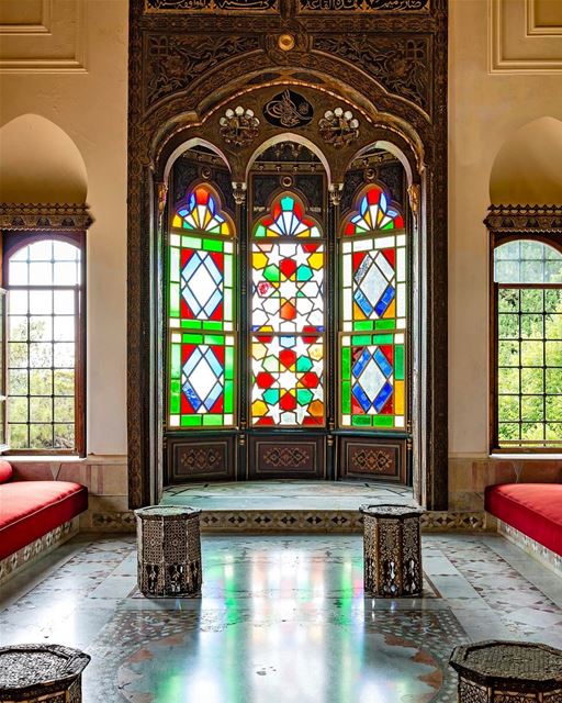 Lindo salão no Palácio de  Beiteddine, o melhor exemplo da arquitetura... (Beiteddine Palace)