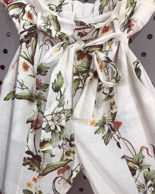 Linen floral pants on sale by @souvenirofficialpage 👌DailySketchLook 140... (Er Râbié, Mont-Liban, Lebanon)