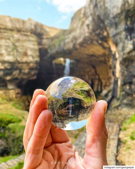 “Little Earth Globe” in my hand 🌎 @lensball .....  lensball ... (Tannurin At Tahta, Liban-Nord, Lebanon)