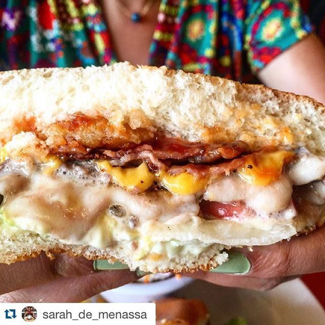 Live the moment while eating burger @crepawayofficial with @sarah_de_menassa  (Crepaway)