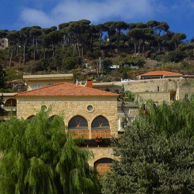 livelovedeirelkamar redbrick beautifulvillage verdurepinetrees beautifulnature oldarchitecture lebanesarchitecture (Deir El Amar)