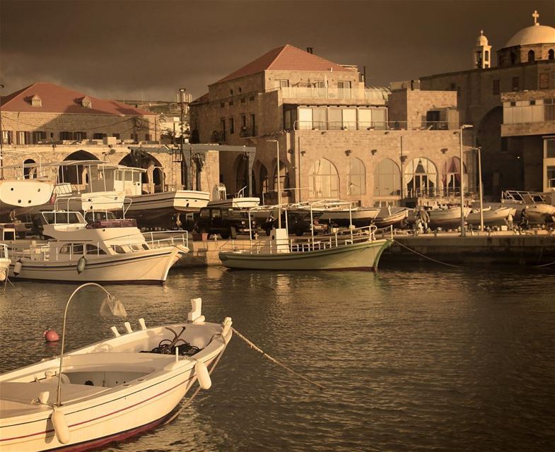 🇱🇧 Localizada na costa norte do Líbano, a 53 km de Beirute, a pequena e... (Batroûn)