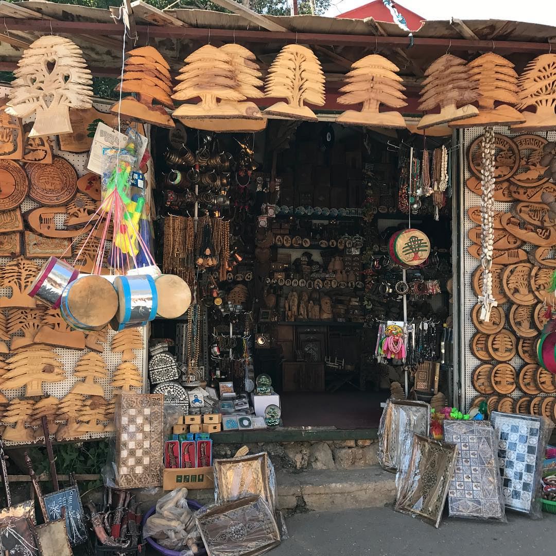 🇱🇧 Loja típica de souvenirs feitos com madeira de cedro na região da... (Cedars of God)