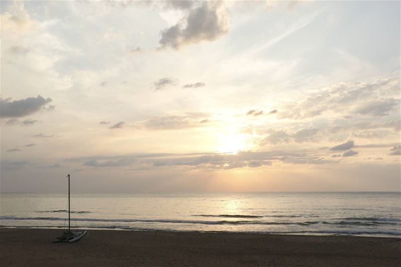 Lonely boat waiting for its sailor to catch the right wind in the... (Ramlat Al Bayda', Beyrouth, Lebanon)