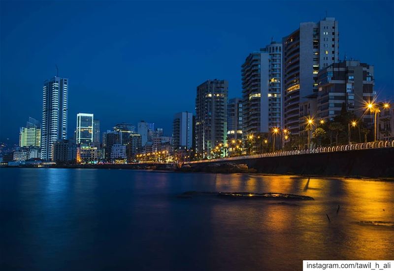 🌌 longexposure  reflection  lights  nightphotography  photoshootideas ... (Ain El Mreisse, Beyrouth, Lebanon)