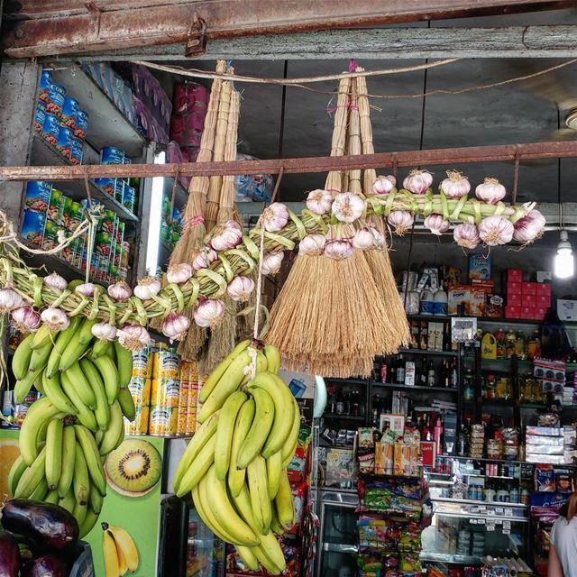 Look at that wreath of local garlic! I could almost wear it😃 garlic ... (Dayr Al Qamar, Mont-Liban, Lebanon)