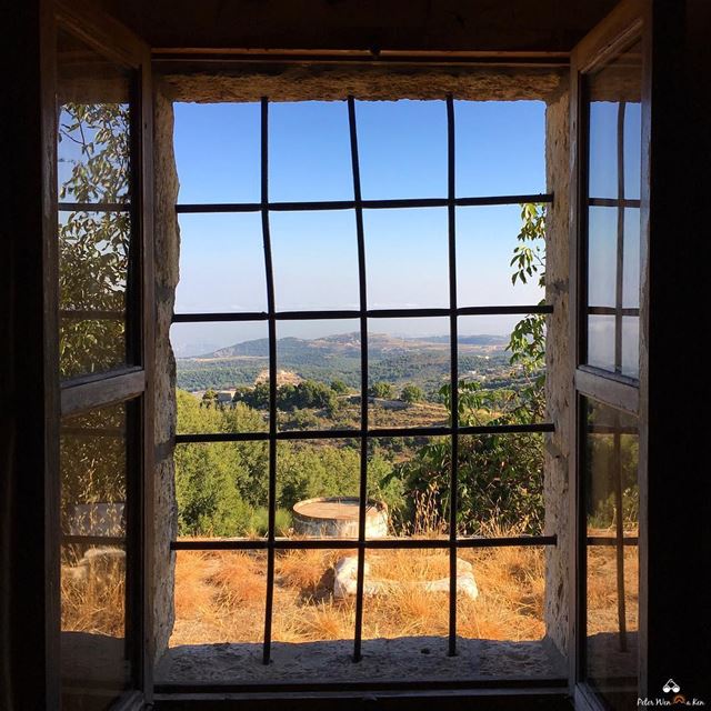 Look back and thank God ❤️🙏🏻 Look forward and trust God ❤️🙏🏻 He closes... (Annâya, Mont-Liban, Lebanon)