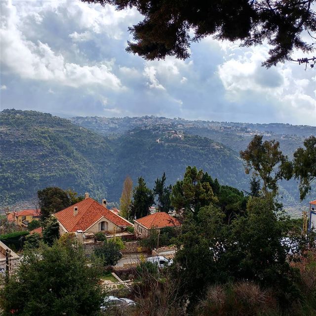 Looks like a bright Monday. Have a good week everyone! mondays ... (Dayr Al Qamar, Mont-Liban, Lebanon)