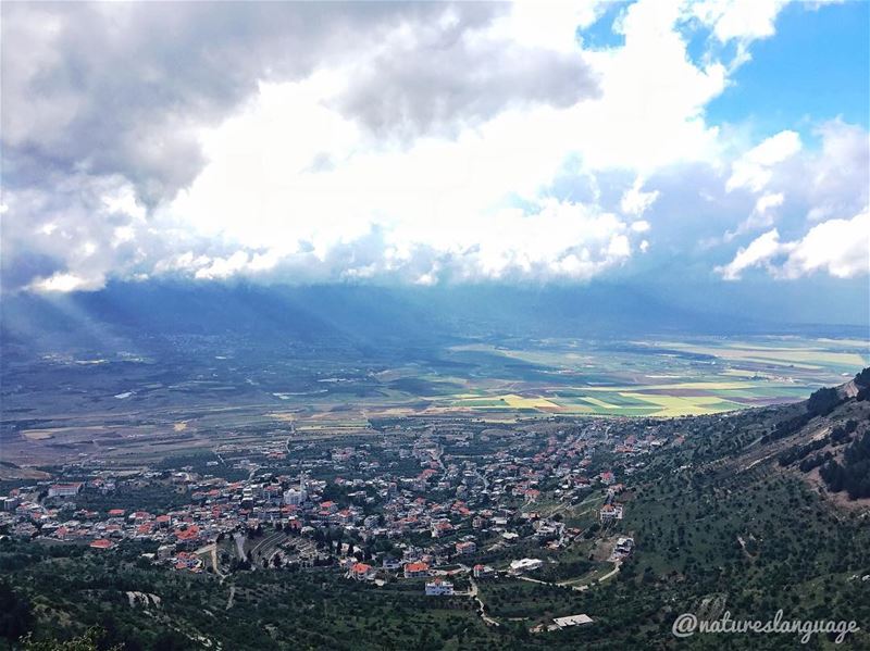 Lots of sun rays ☀️ ☁️  lebanon  mylebanon  lebanon_hdr  lebanontimes ... (Beqaa Valley)