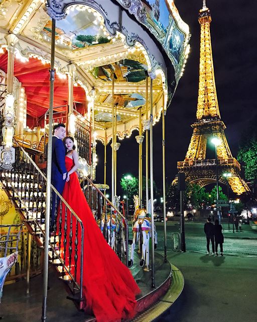 Love birds in Paris..... Lebanon  Beirut  popcorn961  summer  flowers... (Paris, France)