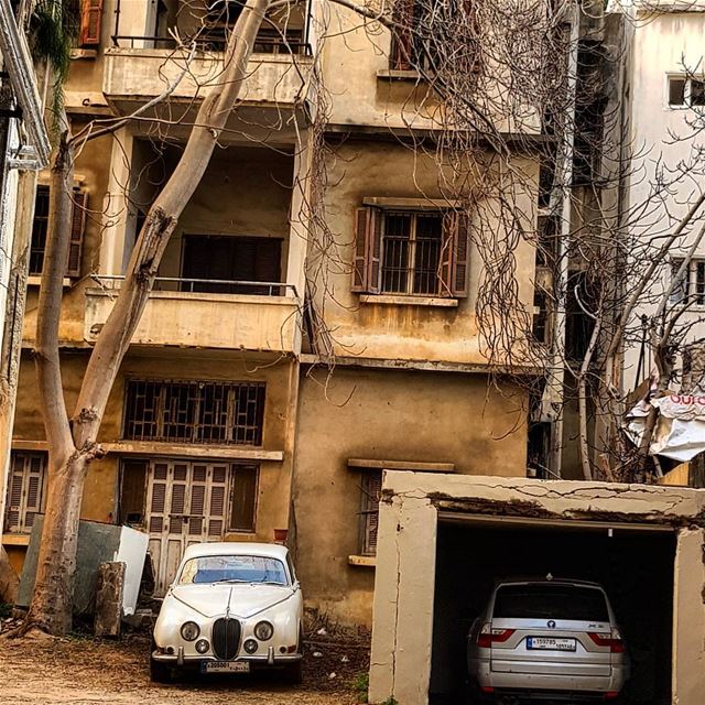 Love this old jaguar  vintage  car oldbutgold  olddays  livelovebeirut ... (Beirut, Lebanon)