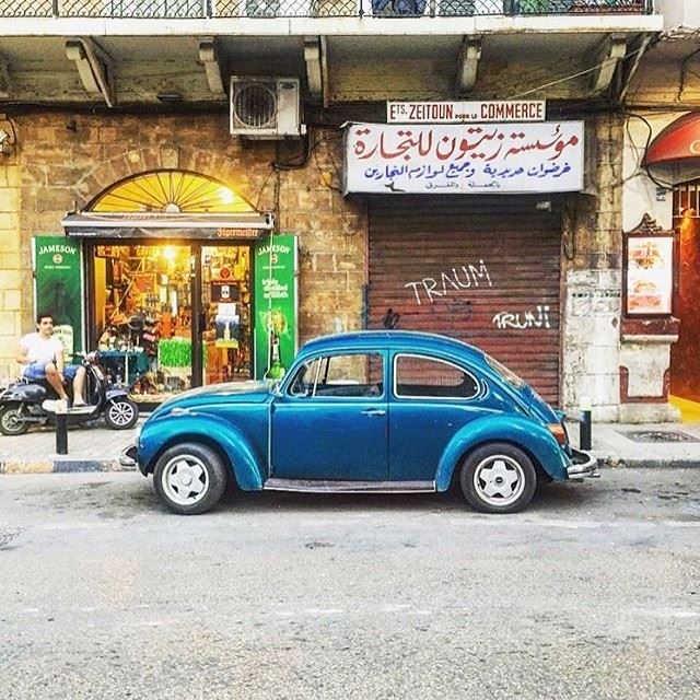Lovely colorful scene in the streets of Gemmayze 💙💚 (Gemmayzeh, Beirut)