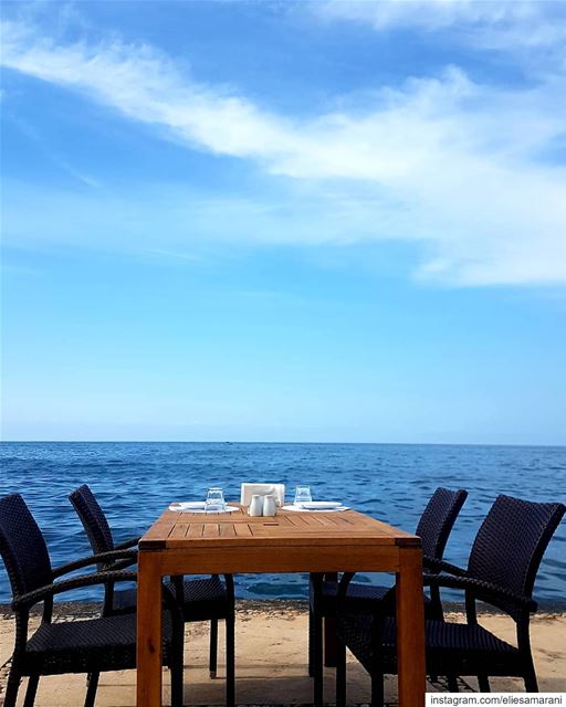 Lunch break at the sea🏞 livelovebeirut  wearelebanon   lebanon... (Ain El Mreisse, Beyrouth, Lebanon)