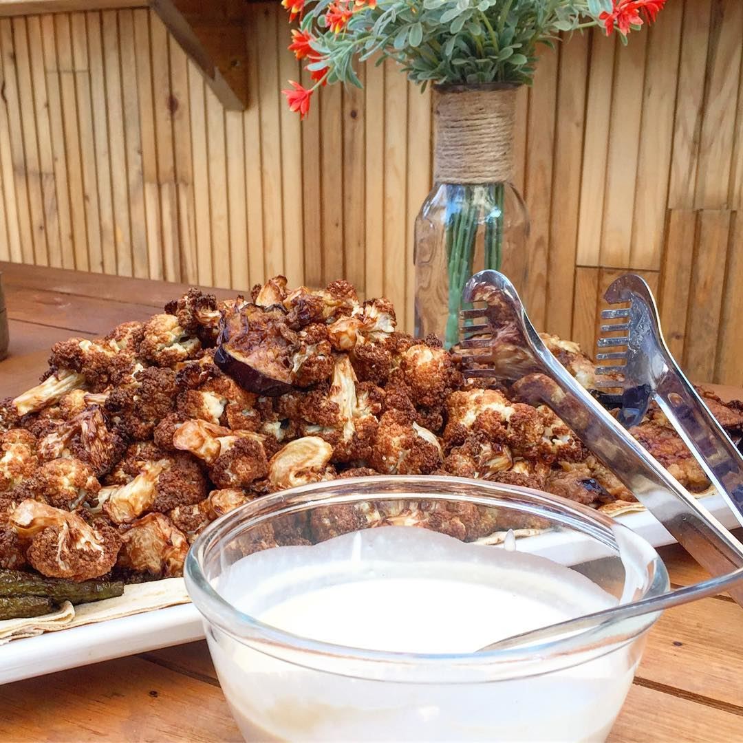 Lunch time 😍 Fried cauliflower and tahini dip. قرنبيط مقلي و طرطور، حسيت... (Arsoun Village)