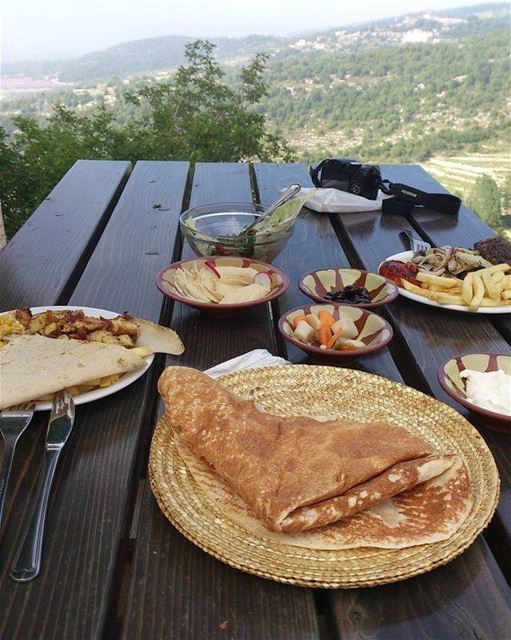 Lunch...with Rémy after a blessing visit of Saint Charbel 🌲📸🌲❤🌲📸🌲 ... (Annâya, Mont-Liban, Lebanon)