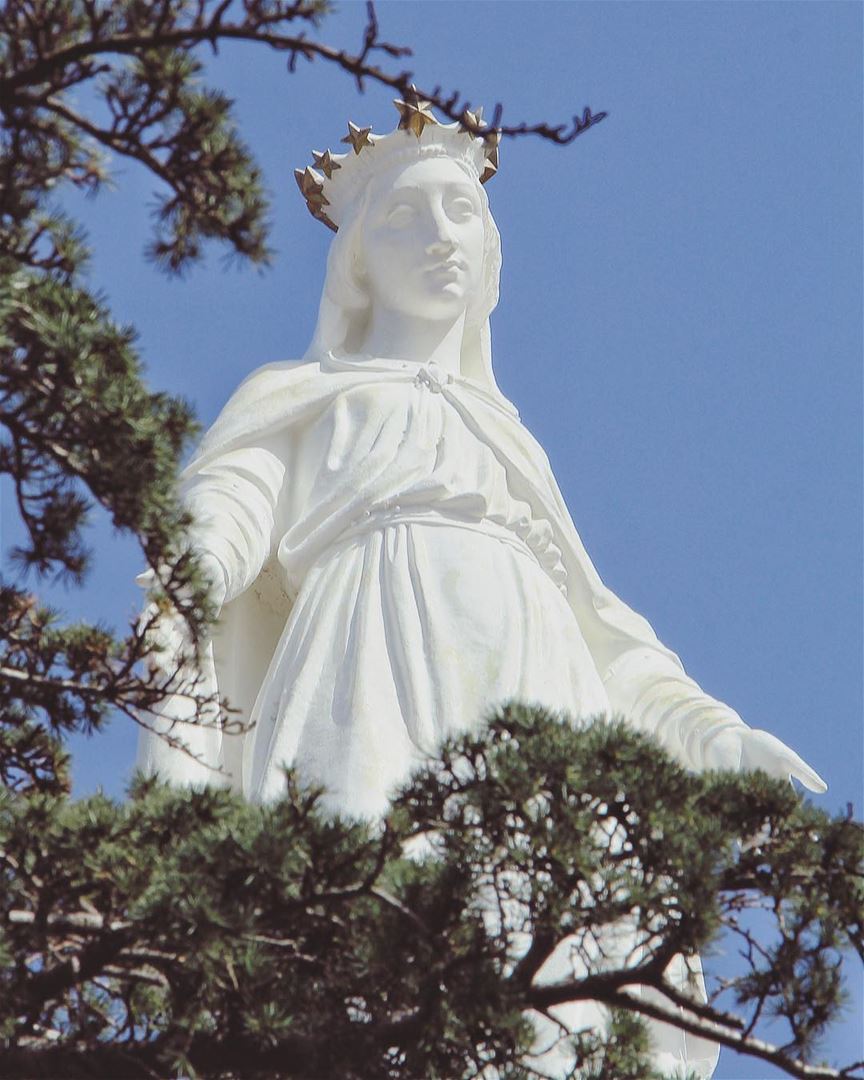 Maio é considerado o mês de Maria, e nada melhor do que iniciar o mês com... (Our Lady of Lebanon)