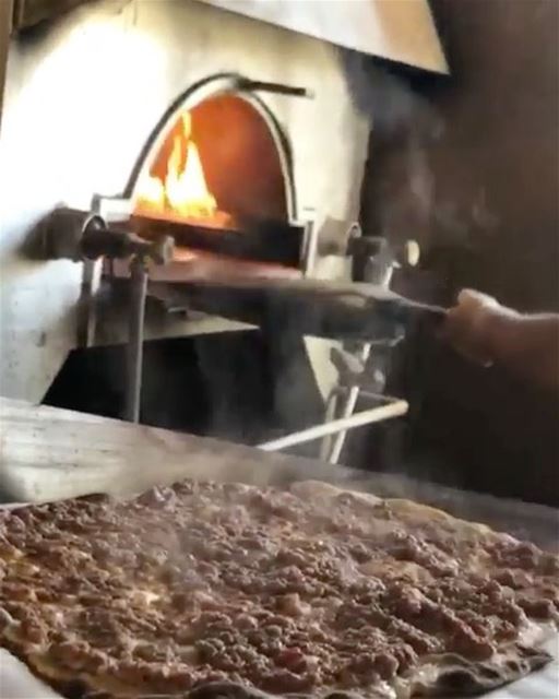 Mais uma iguaria saindo do forno em uma padaria tradicional libanesa. Crédi (Faraya, Mont-Liban, Lebanon)