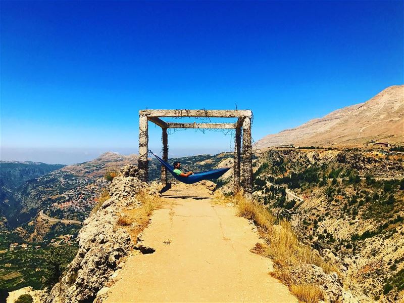 Maître corbeau, sur un arbre perché..... hammock  chillax  chill ... (Bcharreh, Liban-Nord, Lebanon)