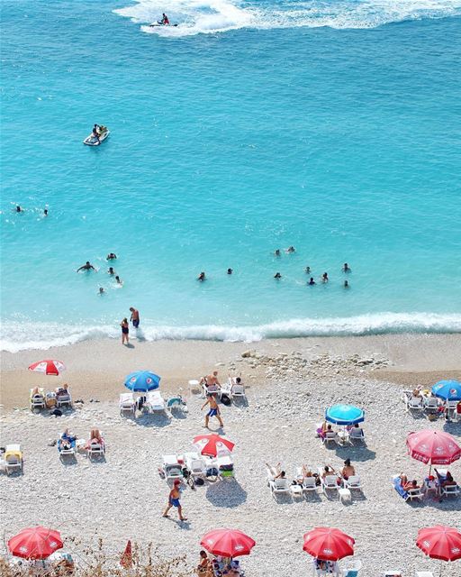 Maneira ideal de começar a semana: quem se anima a vir à praia de Byblos... (Byblos, Lebanon)