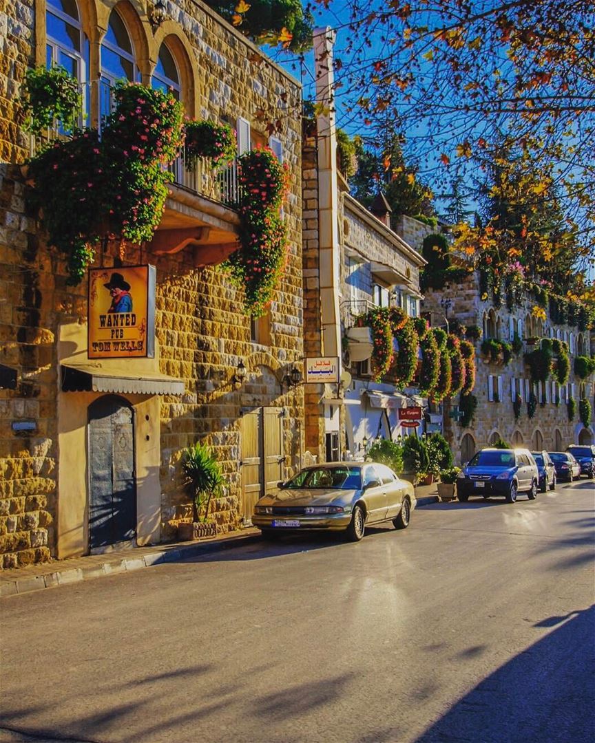 Manhã linda e ensolarada em Brummana, fotografada por @paulsaadsa Brummana... (Broummâna, Mont-Liban, Lebanon)