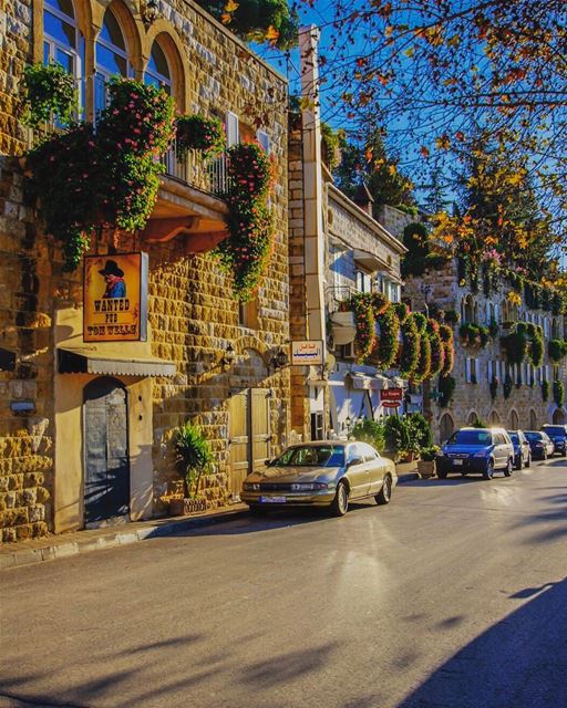 Manhã linda e ensolarada em Brummana, fotografada por @paulsaadsa Brummana... (Broummâna, Mont-Liban, Lebanon)