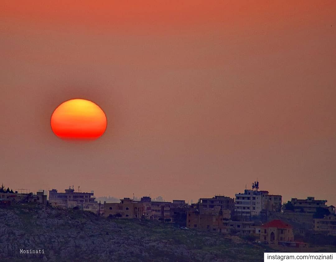 Many things in life can wait , but the sunset wont,  watch it 😍 ========== (Deïr Ez Zahrâni, Al Janub, Lebanon)