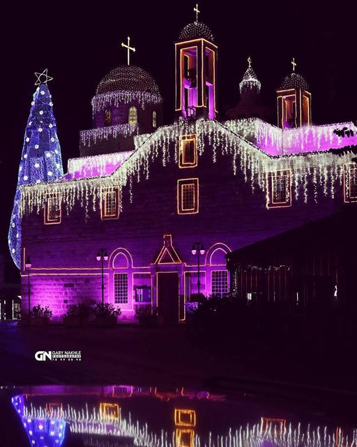 Maravilhosa decoração natalina na basílica de Maghdouche. De acordo com a... (Maghdoûché, Liban-Sud, Lebanon)