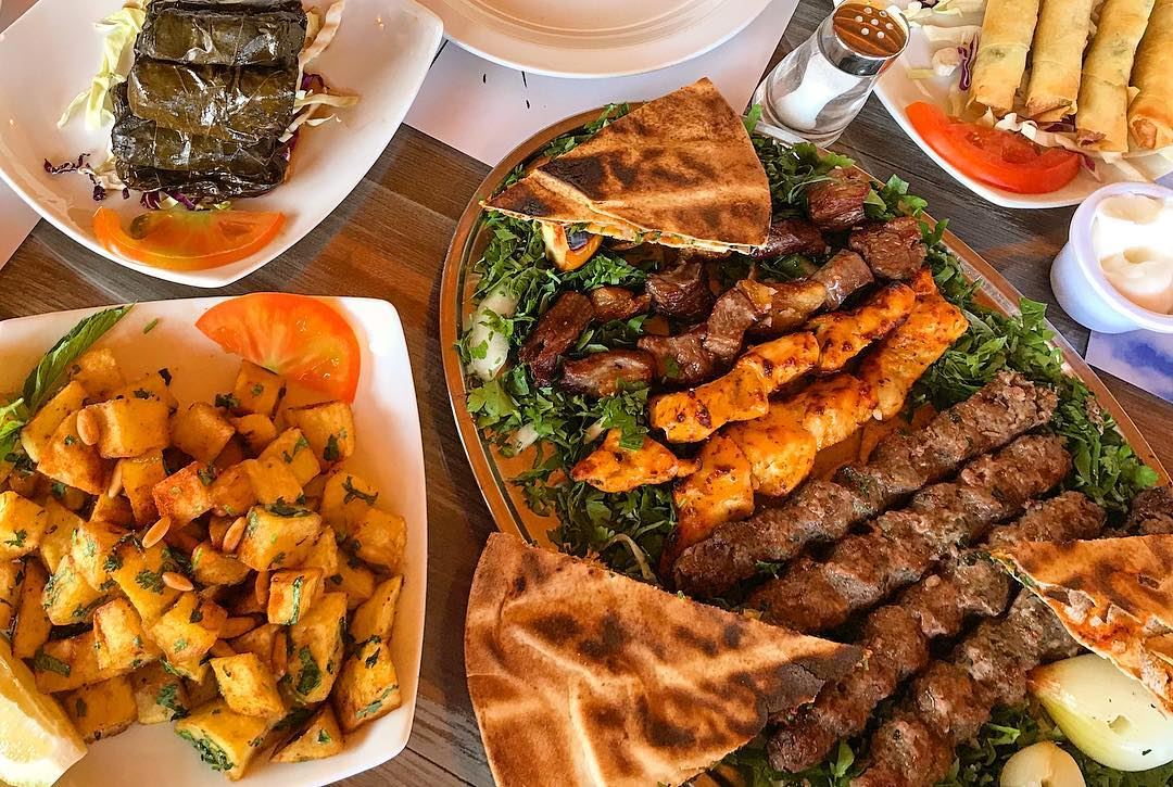“Mashawi” are classic Arab food staples that consist of barbecued meat and... (أنا وياك - Elmiradordeterbol)