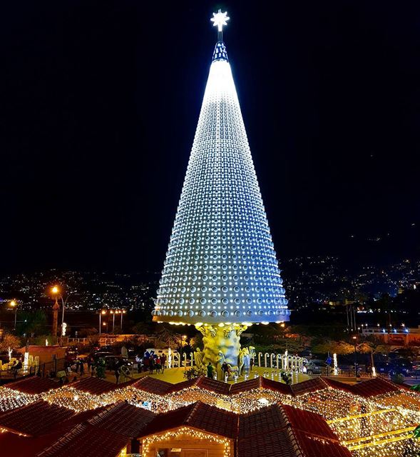 "May your days be merry and bright"🇱🇧🌲 christmastree  jounieh ... (Joünié)