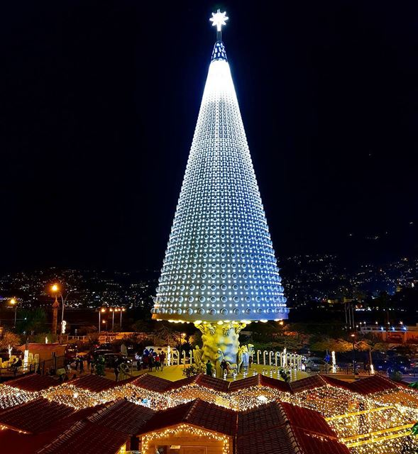 "May your days be merry and bright"🇱🇧🌲 christmastree  jounieh ... (Joünié)