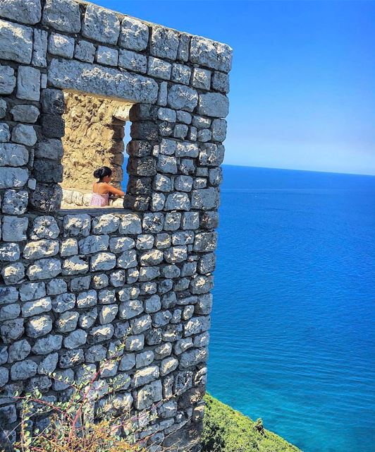 Mediterrâneo visto a partir das ruínas de uma antiga igreja no santuário... (Saydet El Nourieh)