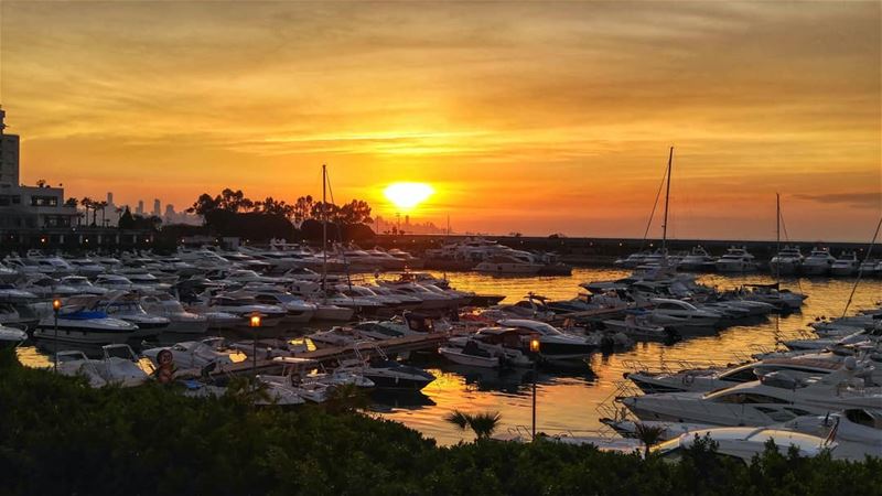 Meet me where the sky touches the sea 🌇